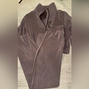 Lululemon

Brushed Softstreme Half Zip 

Softstreme High-Rise Pant